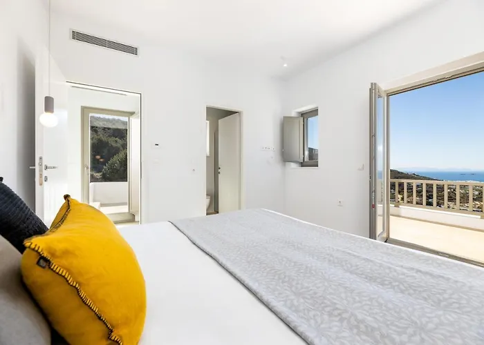 Eneos #2 Pool & Sea View, Párosz