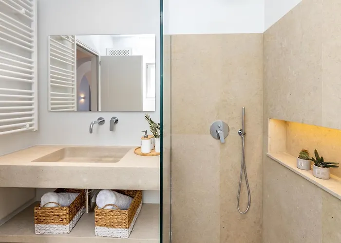 Eneos #2 Pool & Sea View, Párosz